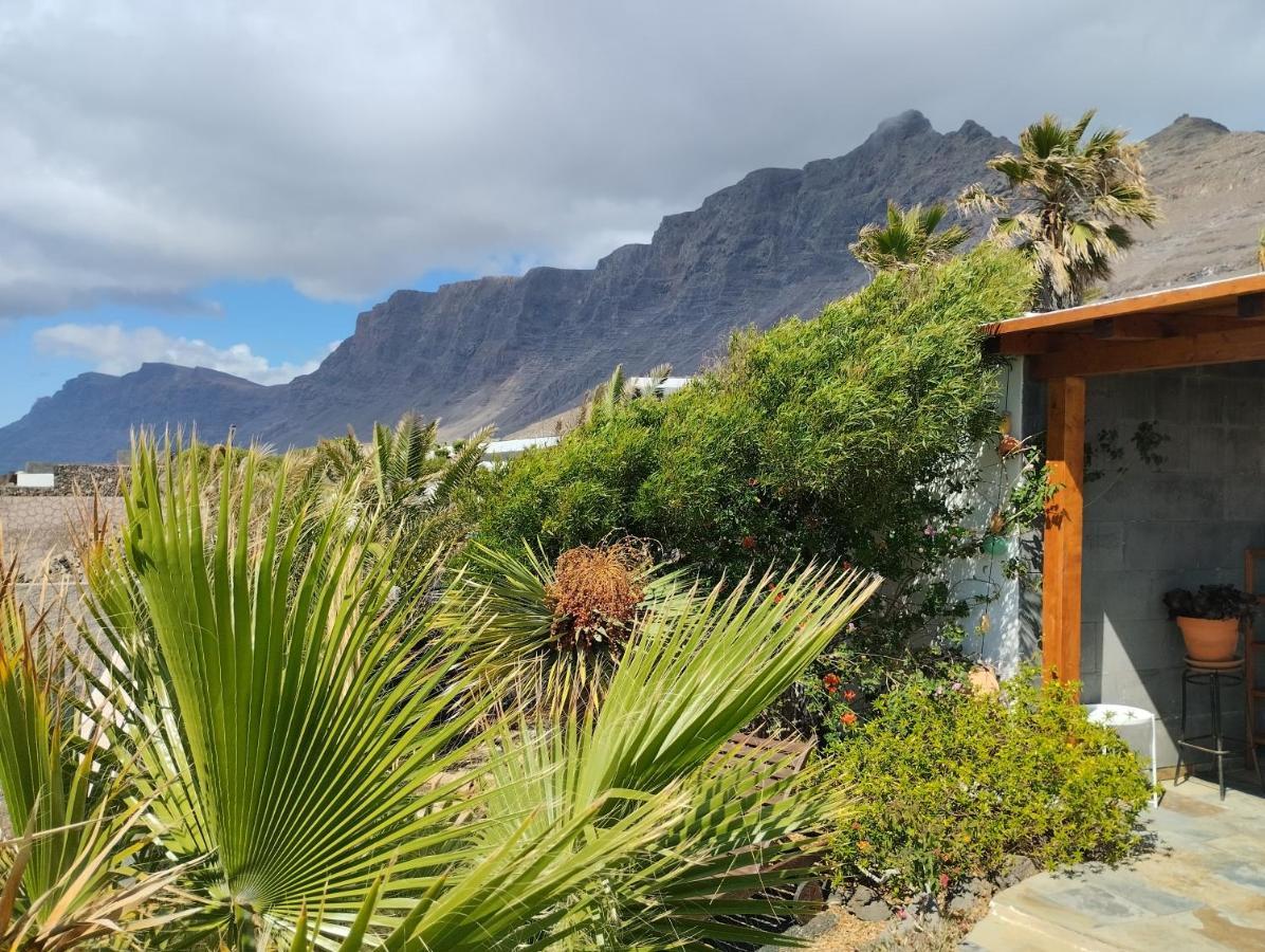 Beautiful Small Bungalow, Amazing Views And Garden Famara Eksteriør bilde